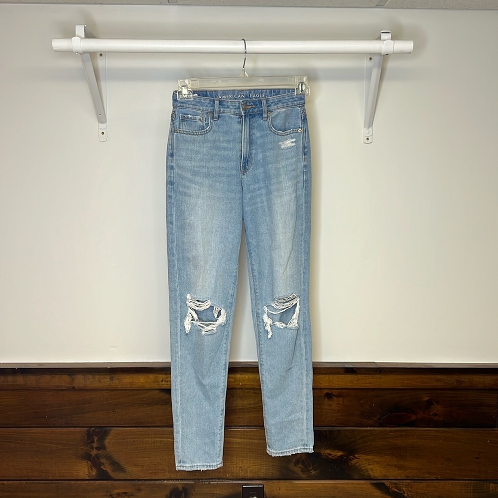 AEO Mom Jeans Light Wash Distressed- 0 Long‎